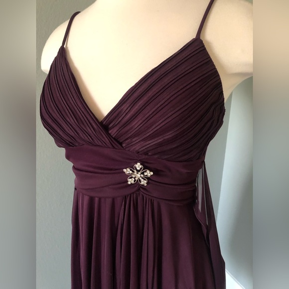 More pics Empire Waist V-Neck Belted Chiffon Jeweled Brooch Dress - Picture 2 of 16